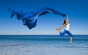 Women-jumping-at-the-beach